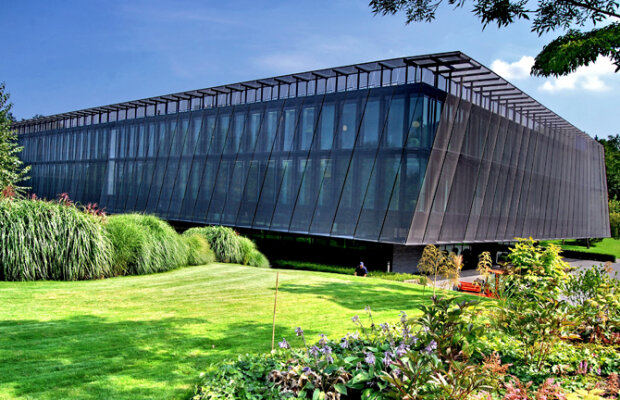 Două persoane au protestat împotriva FIFA urcîndu-se pe acoperişul sediului din Zurich