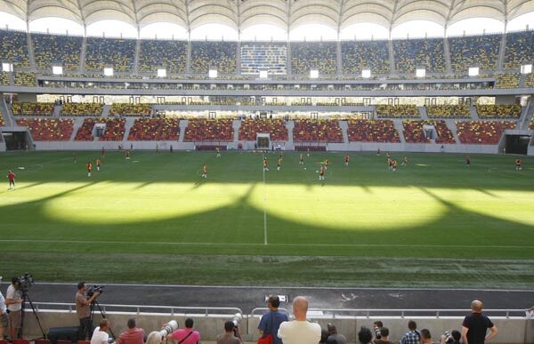 Firma care întreţine gazonul de pe Naţional Arena nu mai garantează pentru calitatea suprafeţei de joc la finala Europa League din 2012: "Luaţi-vă instalaţie artificială!"