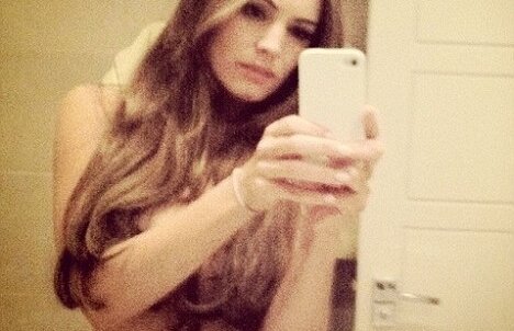 FOTO! Kelly Brook, goala pe Twitter pentru a dovedi ca este contul oficial