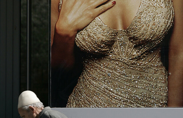 Degeaba ai decolteul adânc, tot o proastă pari!