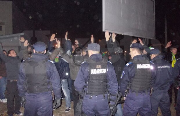 FOTO Fanii Vasluiului s-au luat la harţă cu jandarmii după meci