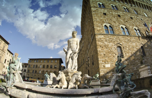 Încearcă o partidă dublă de fotbal şi shopping: Bologna şi Florenţa!