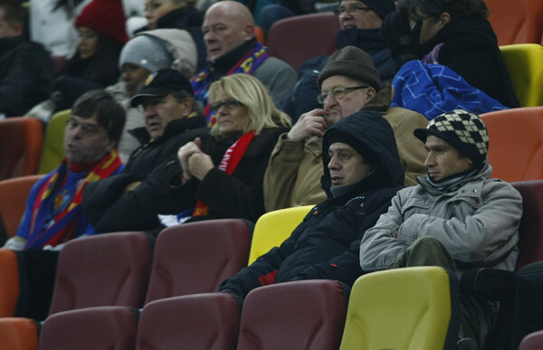 Frigul i-a speriat şi pe fanii care îşi cumpăraseră bilet la meciul Oţelului » Minus 6.000, la -4 grade!