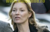 Ce se vede sub bluziţă? Kate Moss, cu sfârcurile obraznice la vedere
