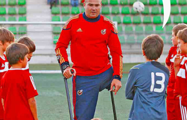 GALERIE FOTO Directorul Şcolii de Fotbal a Federaţiei spaniole este infirm » Lecţii într-un picior