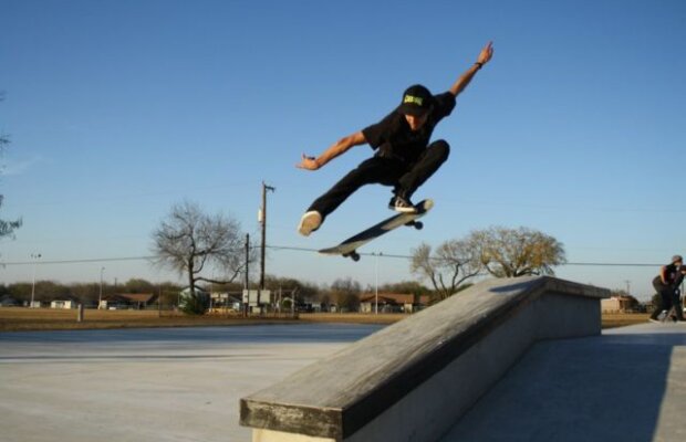 Lectie de mobilitate » Ce poate să facă tipul ăsta cu skateboardul!