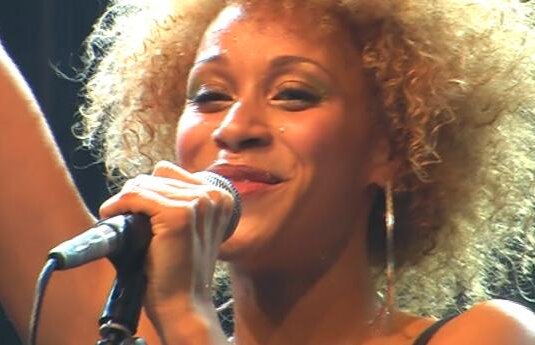 UEFA a anunţat cine va interpreta Imnul Oficial al EURO 2012. Iţi place cum cîntă?