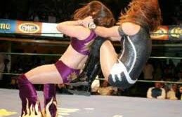 VIDEO Cine a zis că wrestling-ul e regizat? Iată ce a păţit o "gladiatoare" :)