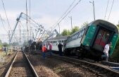 Două vagoane ale unui tren personal au deraiat în Bacău