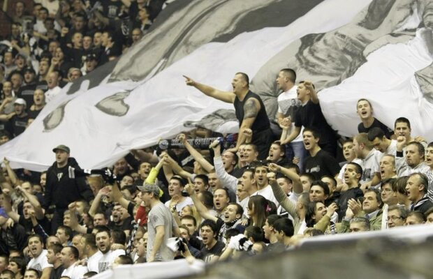 VIDEO Fanatici de mici » Un suporter "de buzunar" al lui Partizan ştie cîntecele galeriei :)