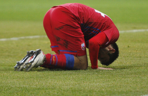 Anghel Iordănescu nu e entuziasmat de jocul Stelei: "La fiecare meci are două-trei mîini moarte"