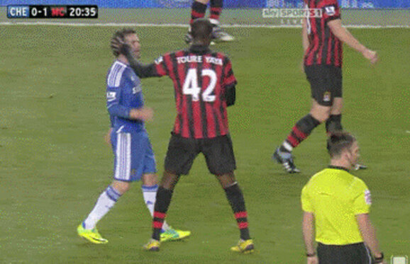 VIDEO Yaya Toure l-a lovit pe Mata cu piciorul, apoi i-a dat o palmă. Nu a luat nici "galben" :)