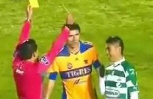 Marco Rodriguez a dat 7 galbene într-un meci, două în acelaşi timp!