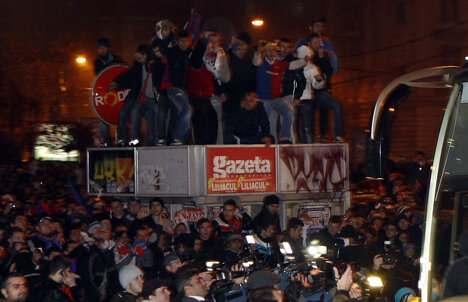 FOTO Universitatea Steaua! » Suporterii Stelei au ieşit din nou în Piaţa Universităţii
