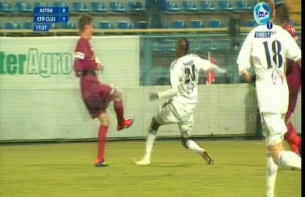 FOTO » Renan Garcia comite henţ în careu, Haţegan lasă jocul să continue. Trebuia acordat penalty pentru Astra?