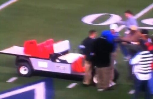 Scene incredibile în fotbalul american! O maşinuţă scăpată de sub control a lovit şapte oameni