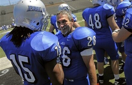 Cînd pasiunea învinge »  La 61 de ani, bătrînelul Alain Moore şi-a îndeplinit visul abandonat pentru a lupta în Vietnam