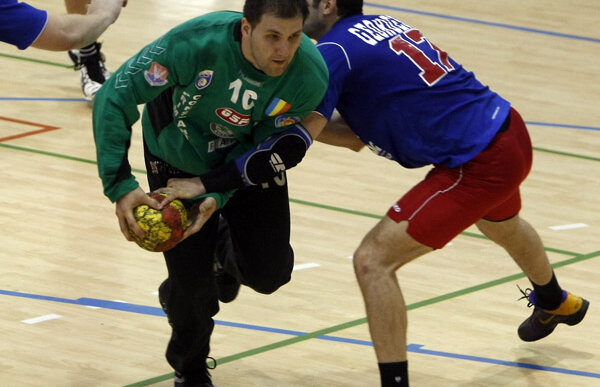 Oana Manea şi Mihai Popescu au fost desemnaţi handbaliştii anului 2011