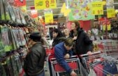 Românii, cuprinşi de febra cumpărăturilor de Crăciun. Magazinele vor sta deschise şi în Ajun