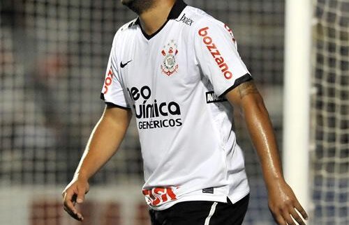 O tînără susţine că a fost împuşcată în mînă de brazilianul Adriano. El neagă