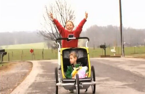 VIDEO Lecţie de viaţă » Cu fratele la triatlon, deşi este paralizat