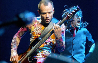 FOTO Abramovici îi fură pe Red Hot Chili Peppers înainte de concertul din România