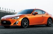 GT 86 se întâlneşte cu primul model sport produs de Toyota