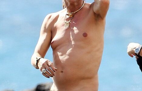FOTO SOC! Steven Tyler, cu sani de femeie!