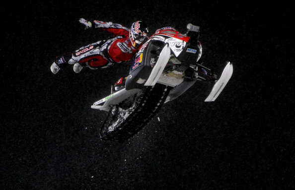 VIDEO Record mondial! A sărit 125 de metri cu snowmobilul, depăşind o motocicletă!