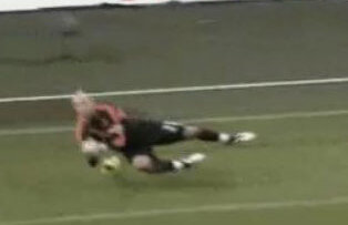 Reina, ”cetăţean” model :) Portarul lui Liverpool a ajutat-o pe City să iasă din criză