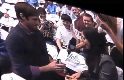 Vrei să îţi ceri prietena de soţie în faţa unui stadion întreg? Asigură-te că spune "da!"