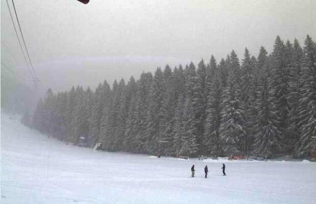 Bucurie pentru schiori: Ninge la munte! Vezi grosimea stratului de zăpadă