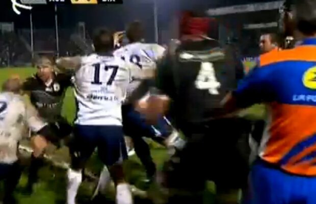 VIDEO Cel mai dur sport? Bătaie generală la un meci de rugby din Franţa!