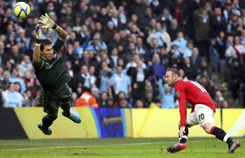 VIDEO Fără scăpare! » Panti a apărat un penalty, dar a încasat trei goluri în derby-ul cu United