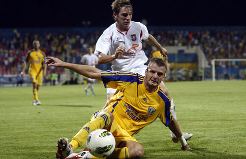 UPDATE Petrolul i-a reziliat contractul lui Djurovici, chiar dacă jucătorul s-a încuiat în cameră pentru a rămîne la club :)