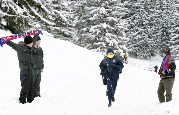 FOTO Ca la maraton » Steliştii au fost susţinuţi de pe margine de cîţiva suporteri
