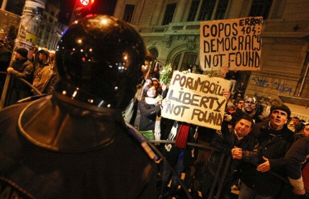 Din Piaţa Universităţii în careul de 16 m »  Jucătorii demonstrează împotriva patronilor