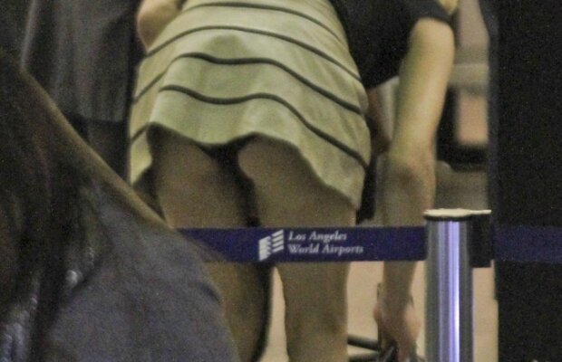 FOTO! Courtney Love si-a afisat partile intime in aeroport