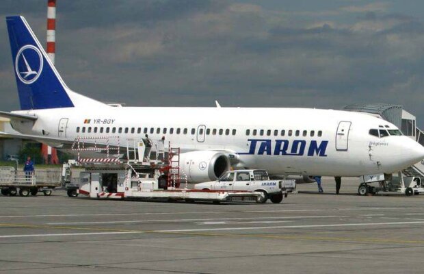 Porumboiu a avut mari emoţii în aer! Avionul în care era a aterizat de urgenţă