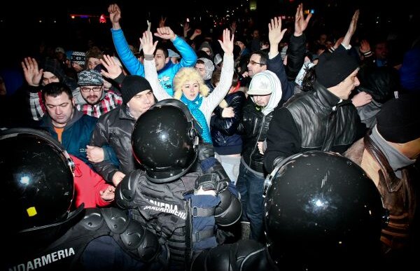 VIDEO / 14 dintre cei 154 de protestatari reţinuţi ieri erau membri de galerie