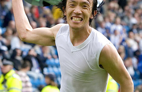 VIDEO Spectacol cu Nakamura! Lovitură liberă direct pe geamul unui autobuz în mişcare