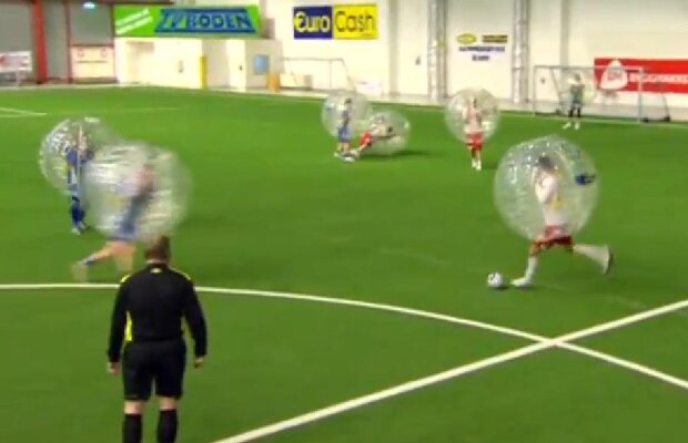 VIDEO Salvarea lui Pepe! La "Bubble football" stai mai mult pe jos! :D