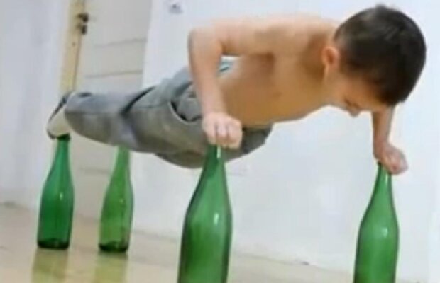 VIDEO Crezi că faci flotări perfecte? Vezi ce poate un copil de 7 ani