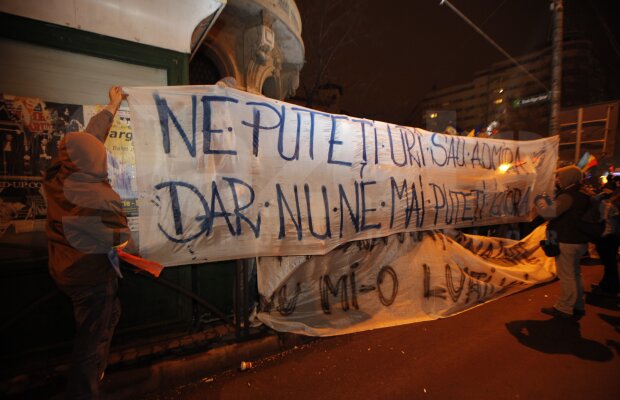 FOTO Aproape 2.000 de fani s-au adunat în Piaţa Constituţiei: "Suporteri, nu infractori"