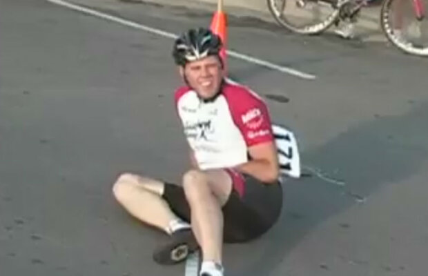 VIDEO Un ciclist era primul dar a căzut pe linia de sosire » "Am cîştigat?" :)