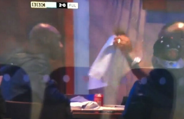 VIDEO Balotelli nu se dezminte » În timp ce echipa lui juca, italianul făcea scamatorii în lojă :)