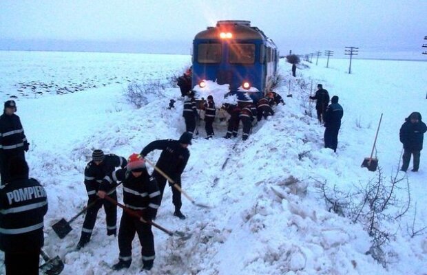 9 jucători ai Oţelului blocaţi în nămeţi! Fotbaliştii sînt încă în tren, în timp ce restul delegaţiei a decolat spre Spania! :S