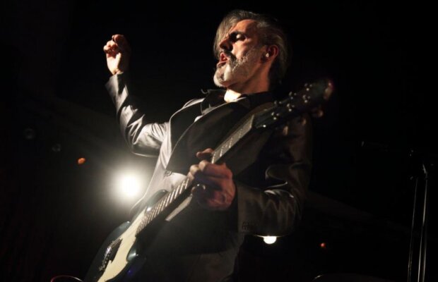 Ascultă o variantă nouă a faimoasei “I Follow Rivers”