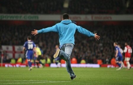 VIDEO Fanii îi atacă pe jucători şi în Anglia. Vezi tacklingul de roşu al unui spectator :X