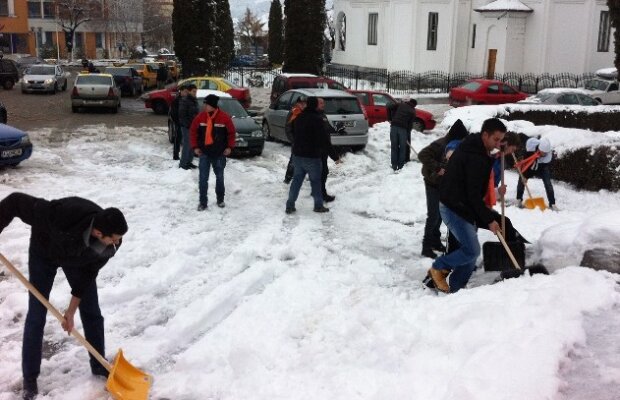 Suporterii nu sînt doar în tribune şi la proteste » Merg să-i ajute pe cei afectaţi de ninsorile abundente